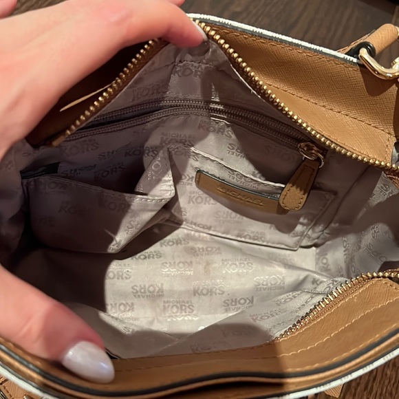 Michael Kors Adjustable Cross Body Bag - With Functional Lock & Key ๐๐ - Picture 4 of 8